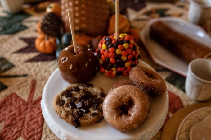 Thanksgiving treats - caramel apples, donuts and a cookie